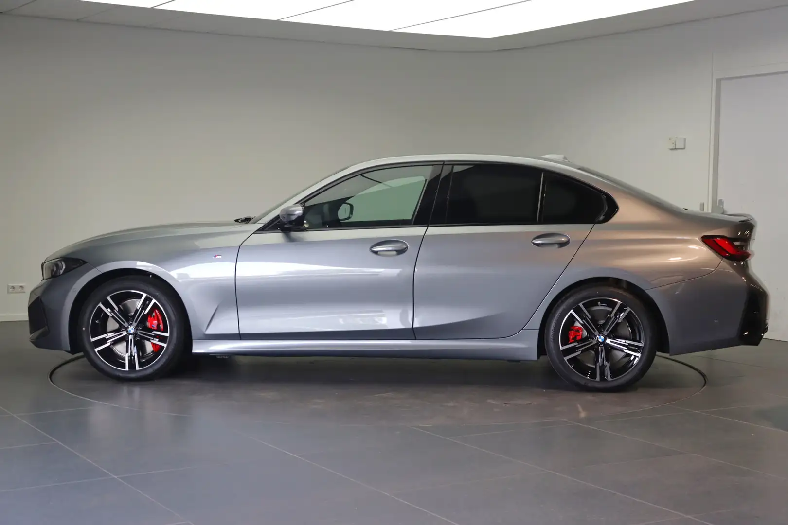 BMW 320 3 Serie 320i M Sport Automaat / Sportstoelen / Ada Grijs - 2