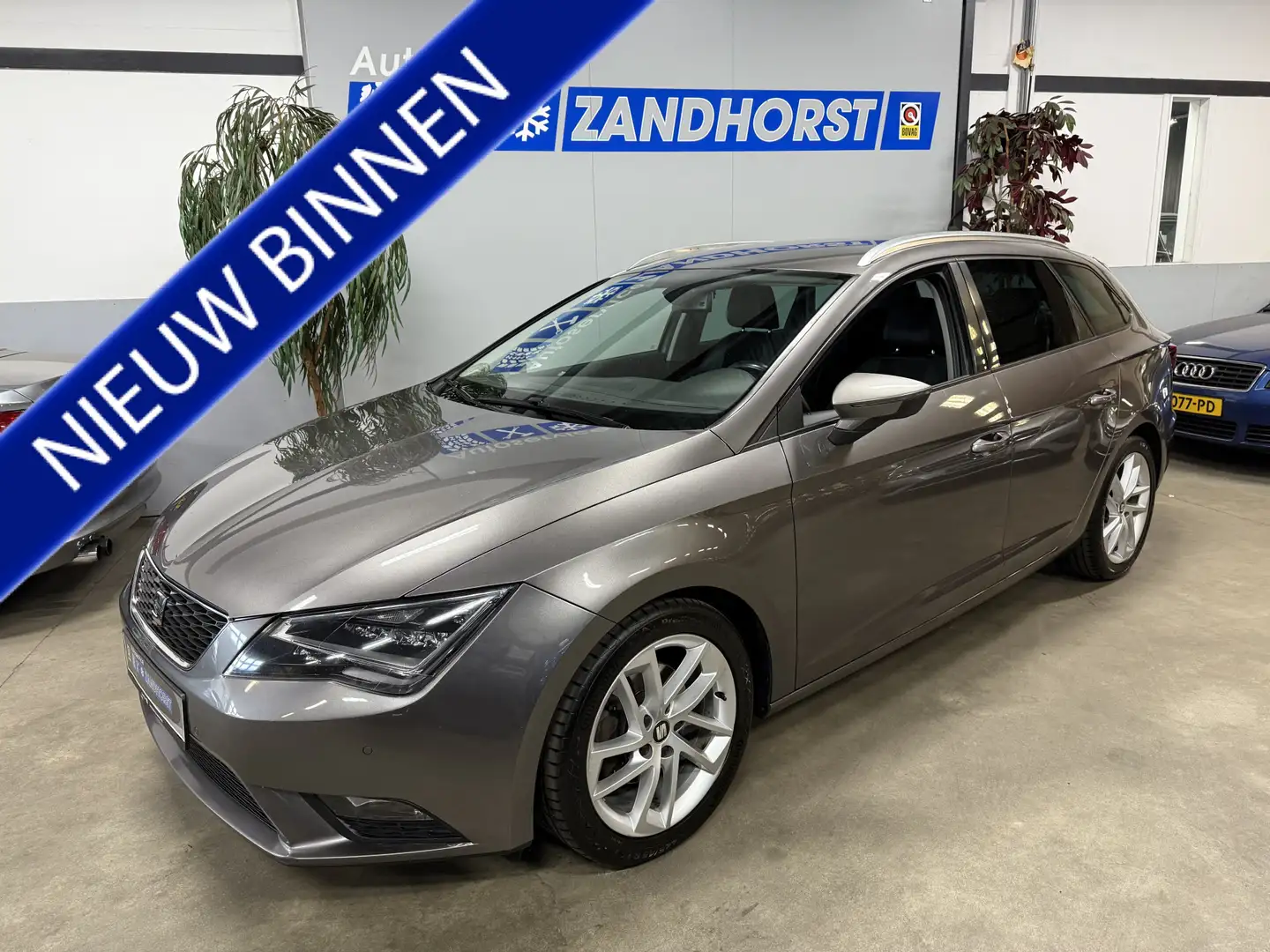 SEAT Leon ST 1.6 TDI Ecomotive Lease Sport Grijs - 1