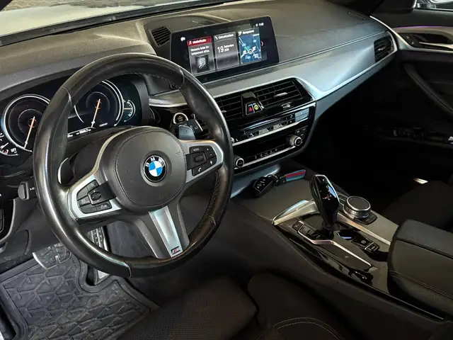 BMW 5 Series view 8