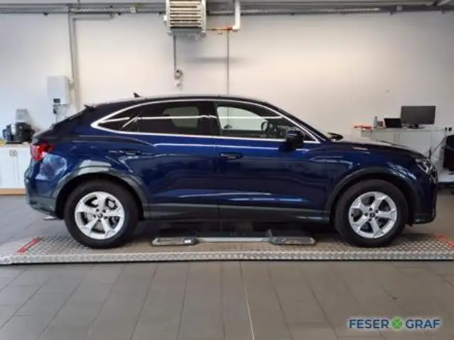 Audi Q3 view 5