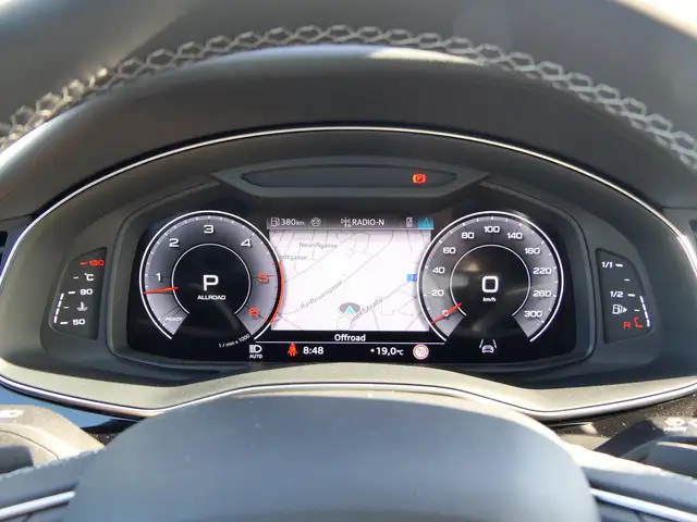 Audi Q8 view 7