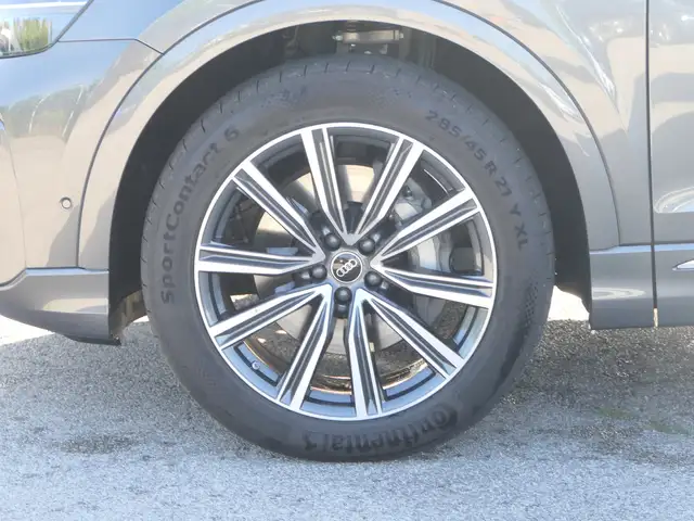 Audi Q8 view 3