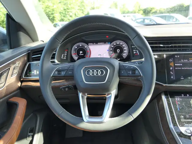 Audi Q8 view 8