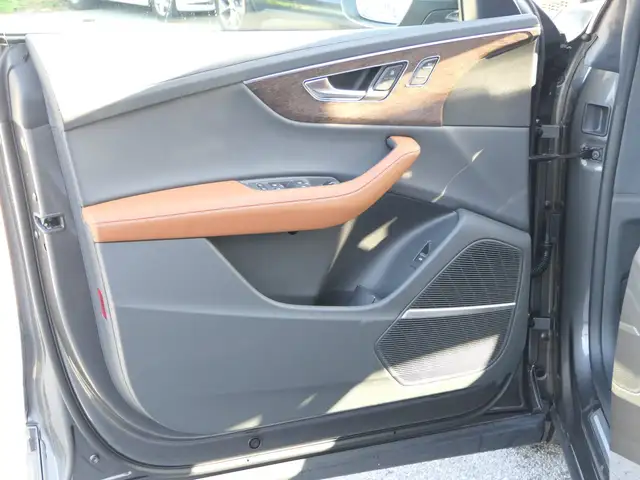 Audi Q8 view 5