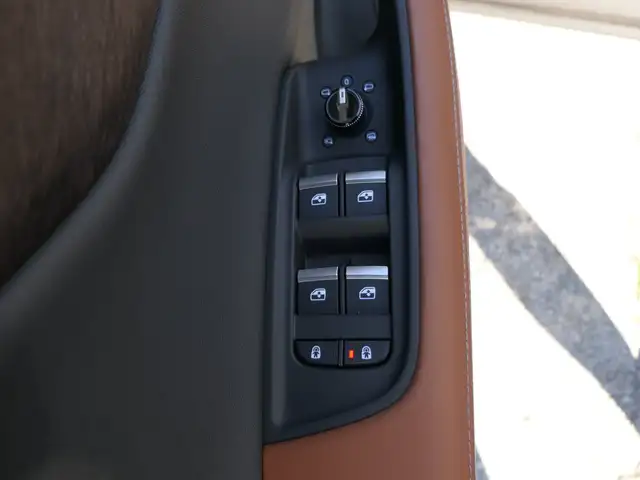 Audi Q8 view 4