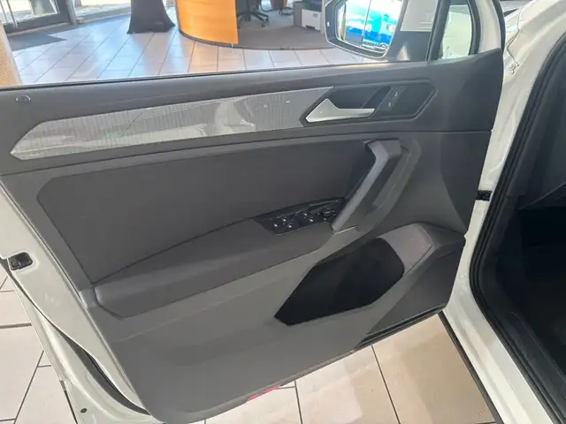 Volkswagen Tiguan view 13