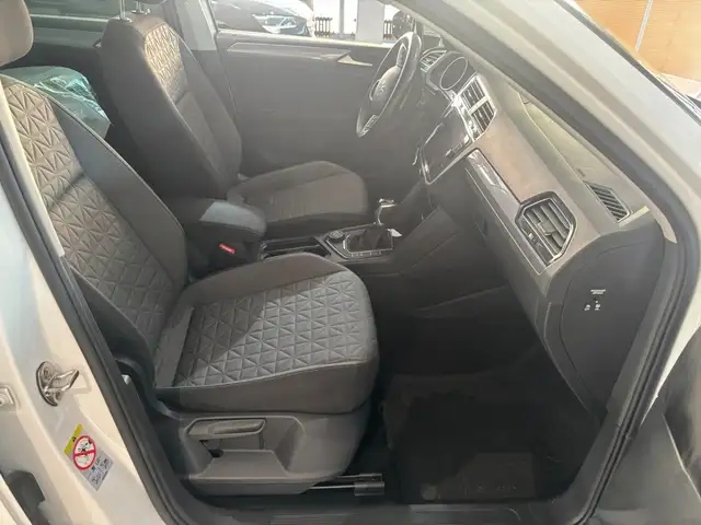 Volkswagen Tiguan view 12