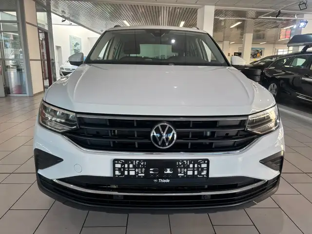 Volkswagen Tiguan view 3