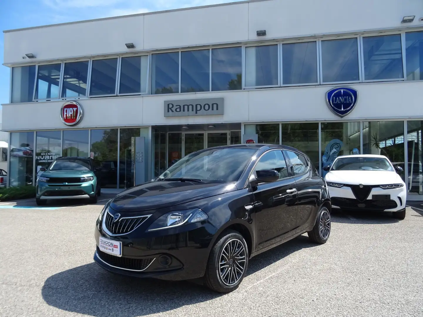 Lancia Ypsilon Ypsilon 1.0 FireFly 5 porte S&S Hybrid Ecochic Si Zwart - 1