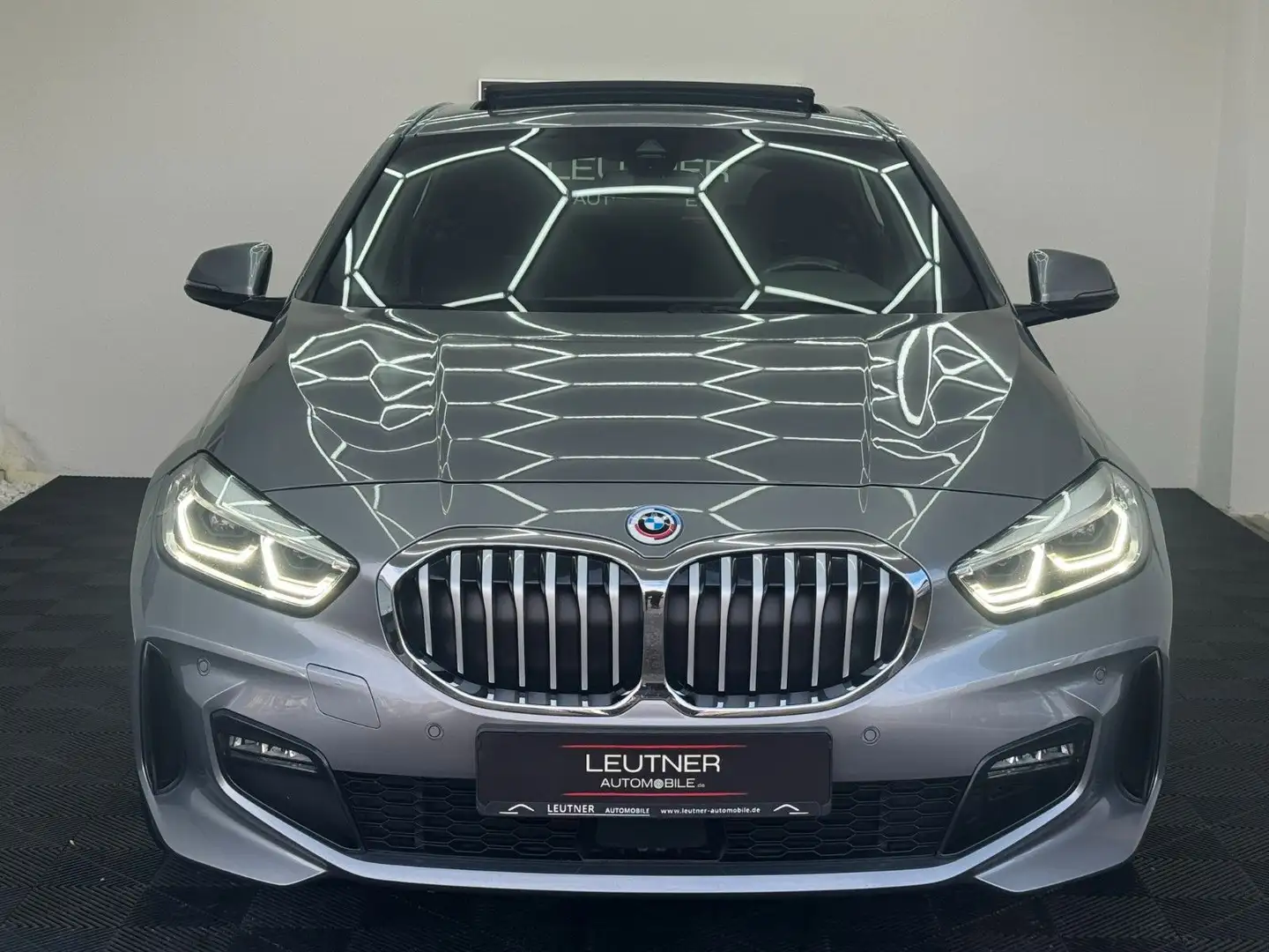 BMW 120 i M Sport*50Jahre*AHK*Pano*Sportsitze*Top! Grau - 2