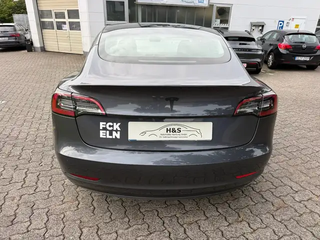 Tesla Model 3 view 4