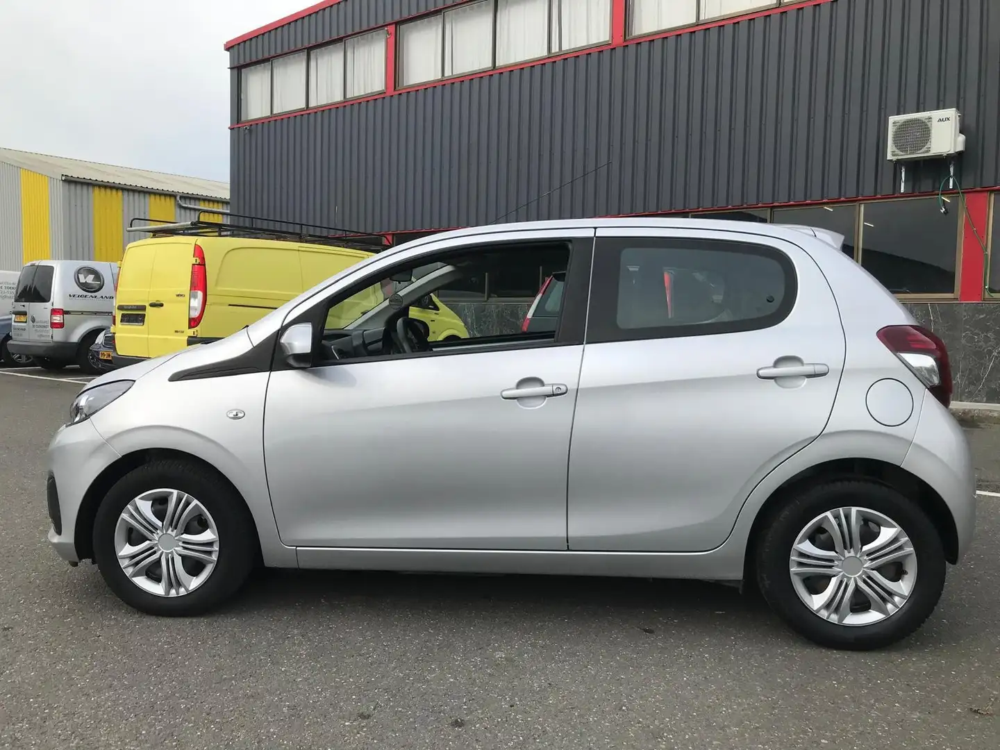 Peugeot 108 1.0 e-VTi Envy Grijs - 2