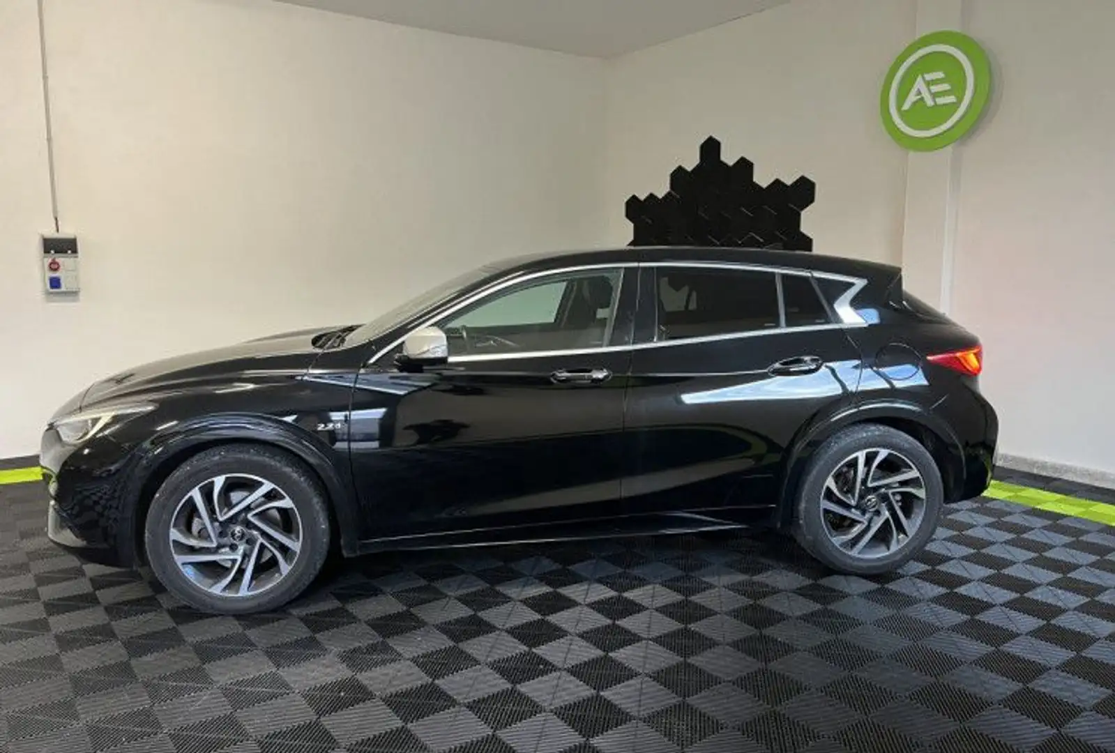 Infiniti Q30 2.2d 170ch Premium DCT7 Schwarz - 2