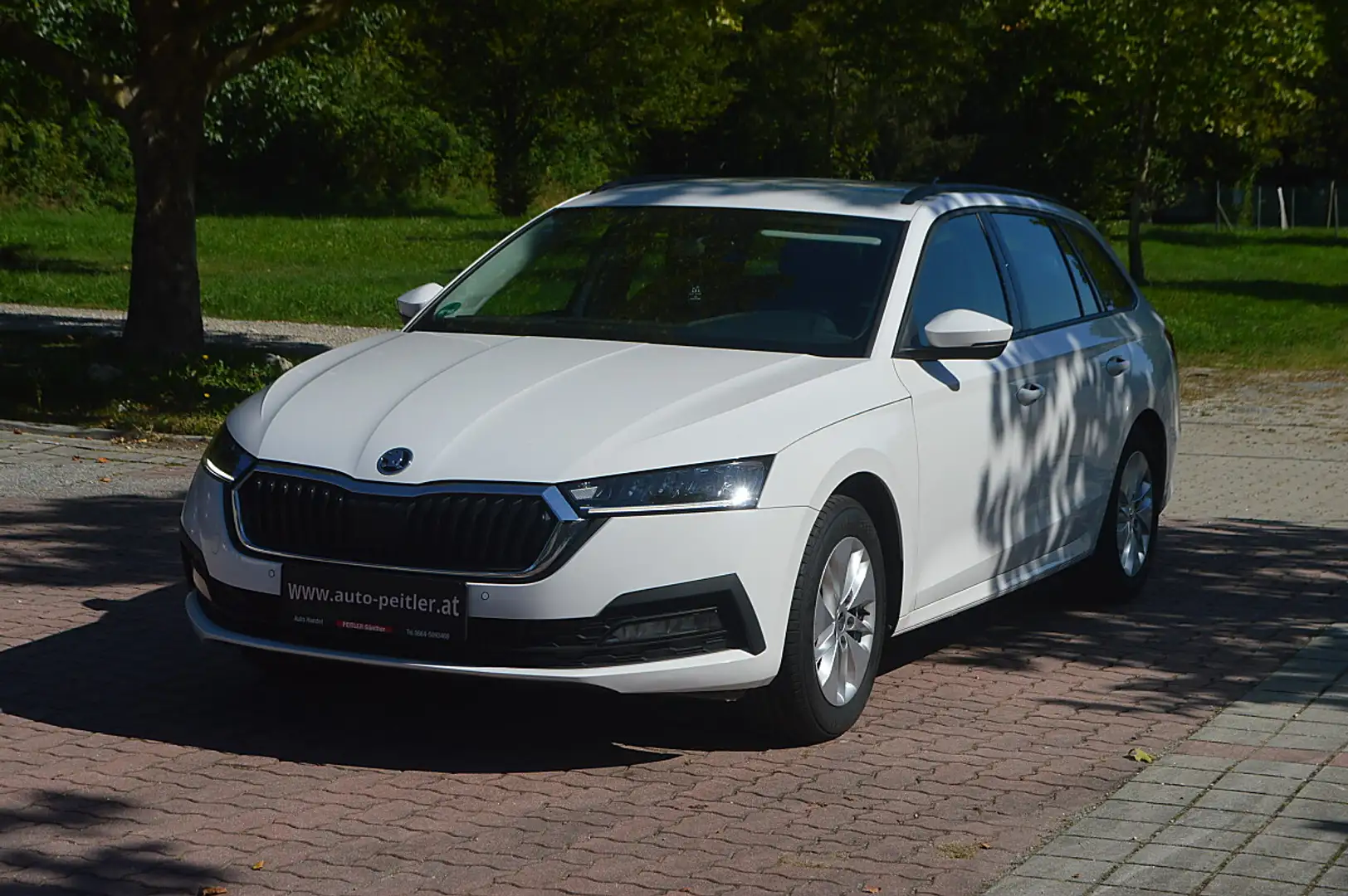 Skoda Octavia Combi 2,0 TDI+NAVI+LED+SHZ+TEL Weiß - 2