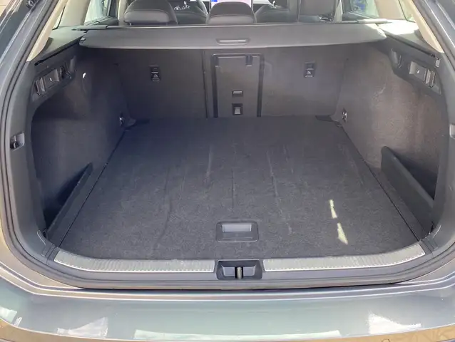 Volkswagen Passat view 11