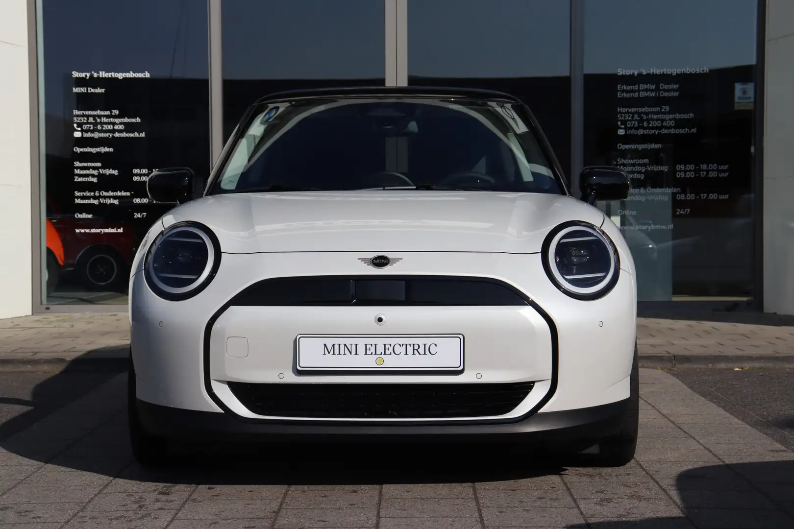 MINI Cooper E Hatchback / Classic / Pakket L / 17 inch Parallel Bílá - 2