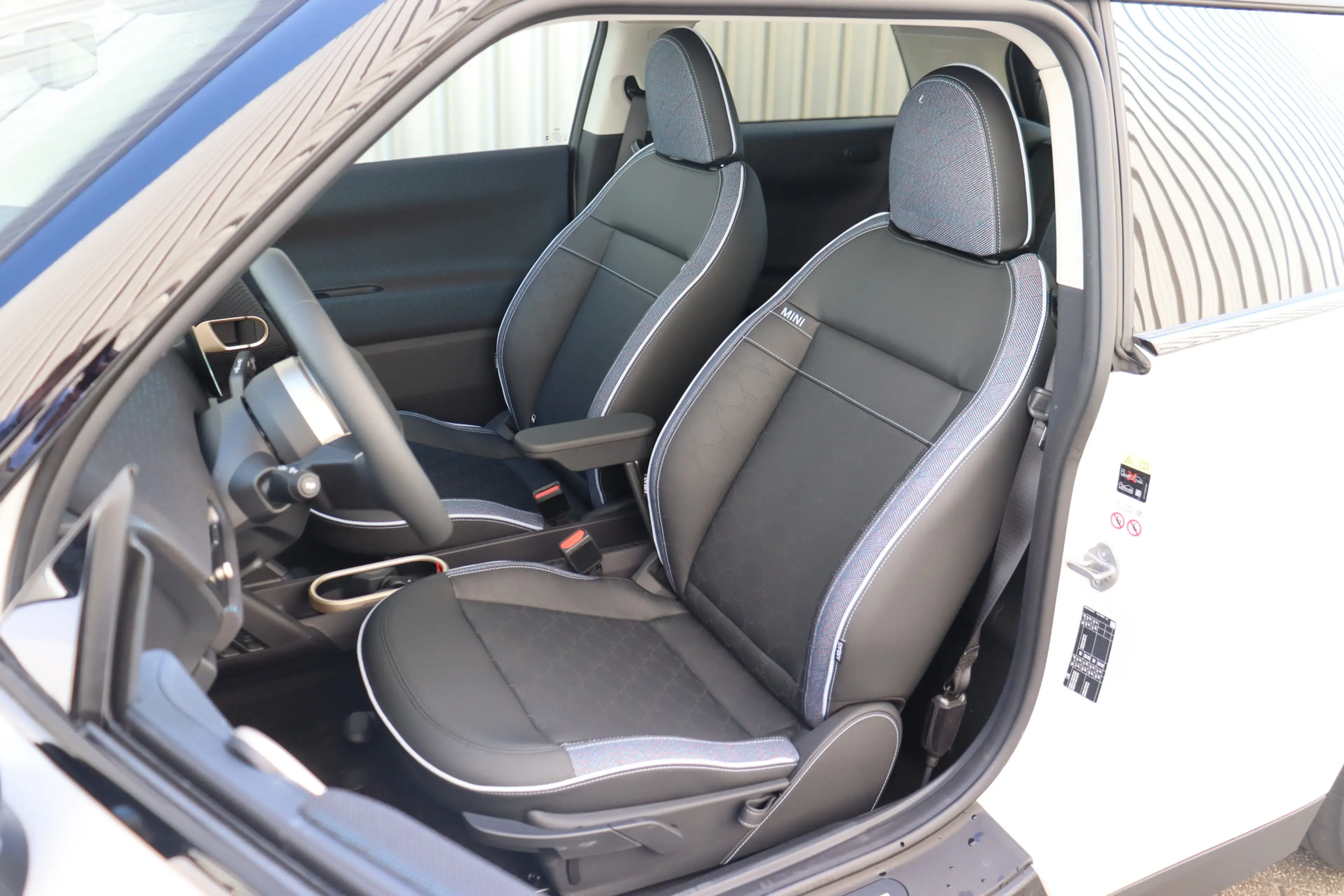 MINI Cooper E Hatchback / Classic / Pakket L / 17 inch Parallel — photo 4