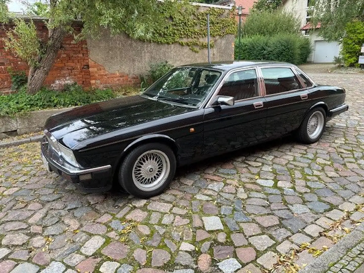 Jaguar XJ40 Noir - 1