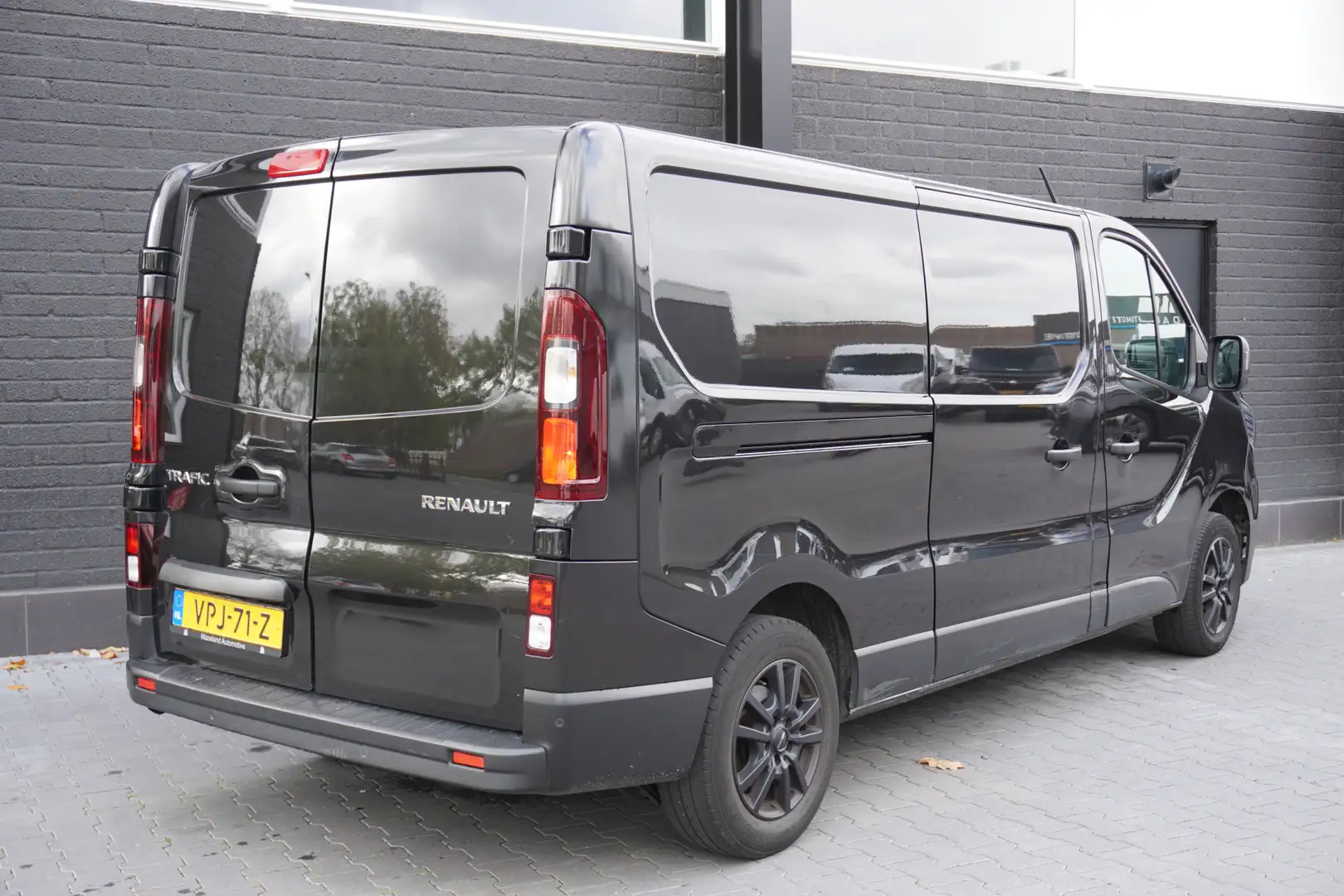 Renault Trafic 2.0 dCi L2 EURO 6 - Airco - Cruise - Carplay - €15 Zwart - 2