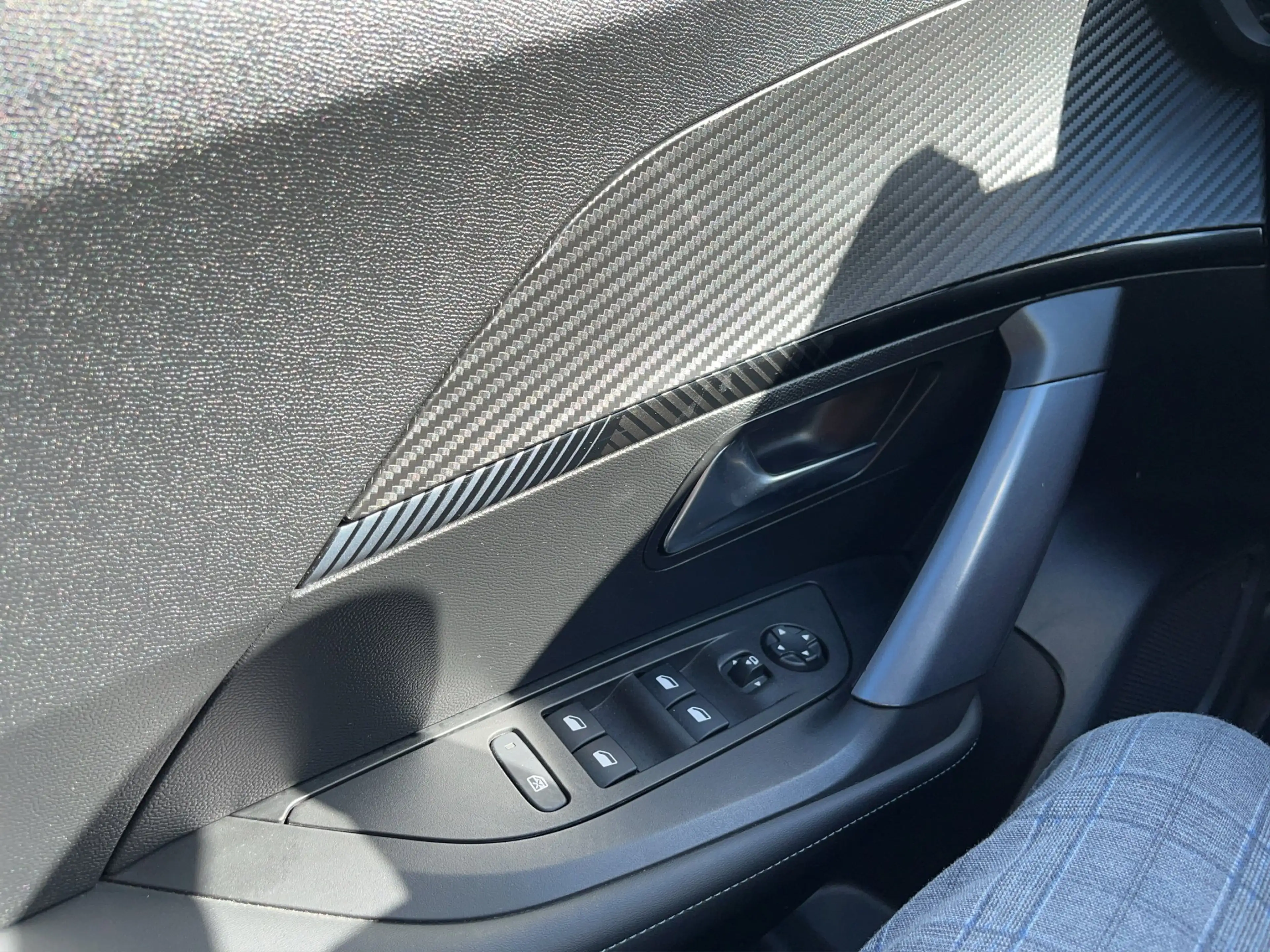 Peugeot 2008 1.5 BlueHDI 100 Allure KAM LED HUD Kam. SHZ — photo 12