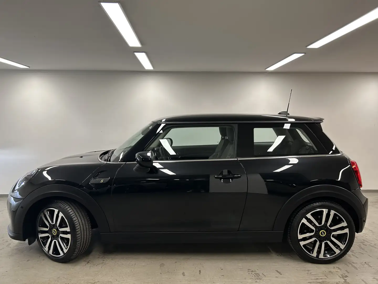 MINI Cooper SE Classic Trim Adap. LED Navi Tempomat Klimaaut. Schwarz - 2