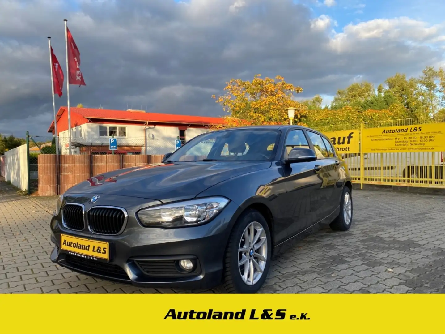 BMW 116 i Advantage, PDC, SH, Navi, Alus, Allwetterreifen, Grau - 1
