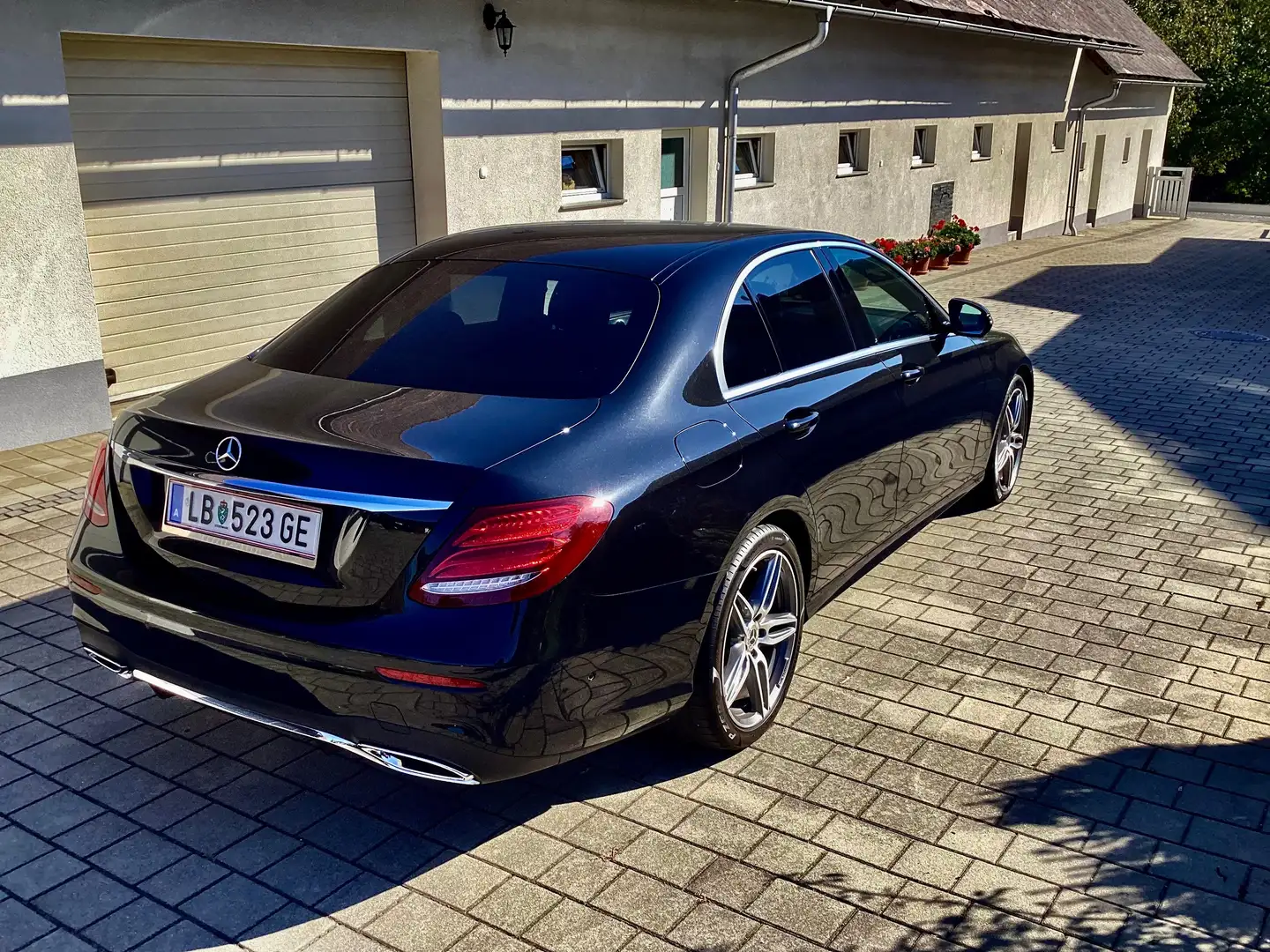 Mercedes-Benz E 200 AMG Schwarz - 2