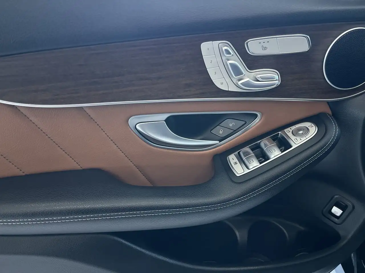 Mercedes-Benz GLC снимка Mercedes-Benz GLC