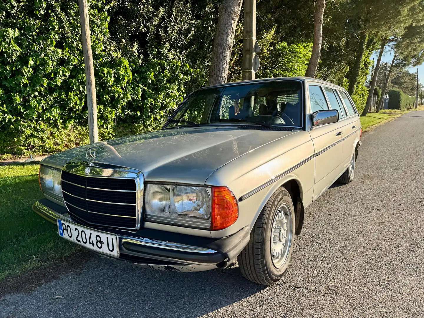 Mercedes-Benz 300 W123 300TD Argent - 1