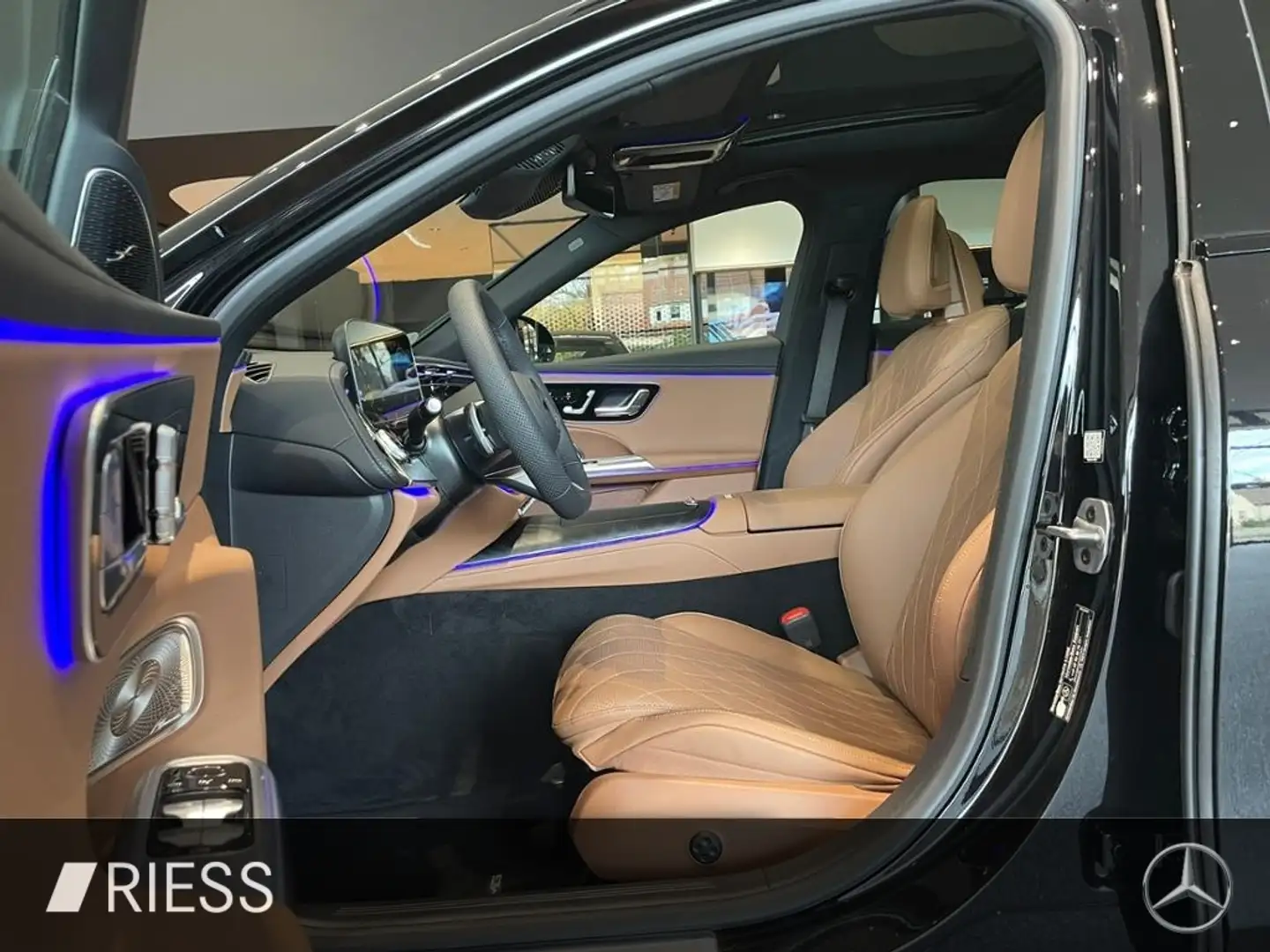 Mercedes-Benz E 200 Limousine 360 ACC AUT Bel.Sitz DynLicht LM Schwarz - 2