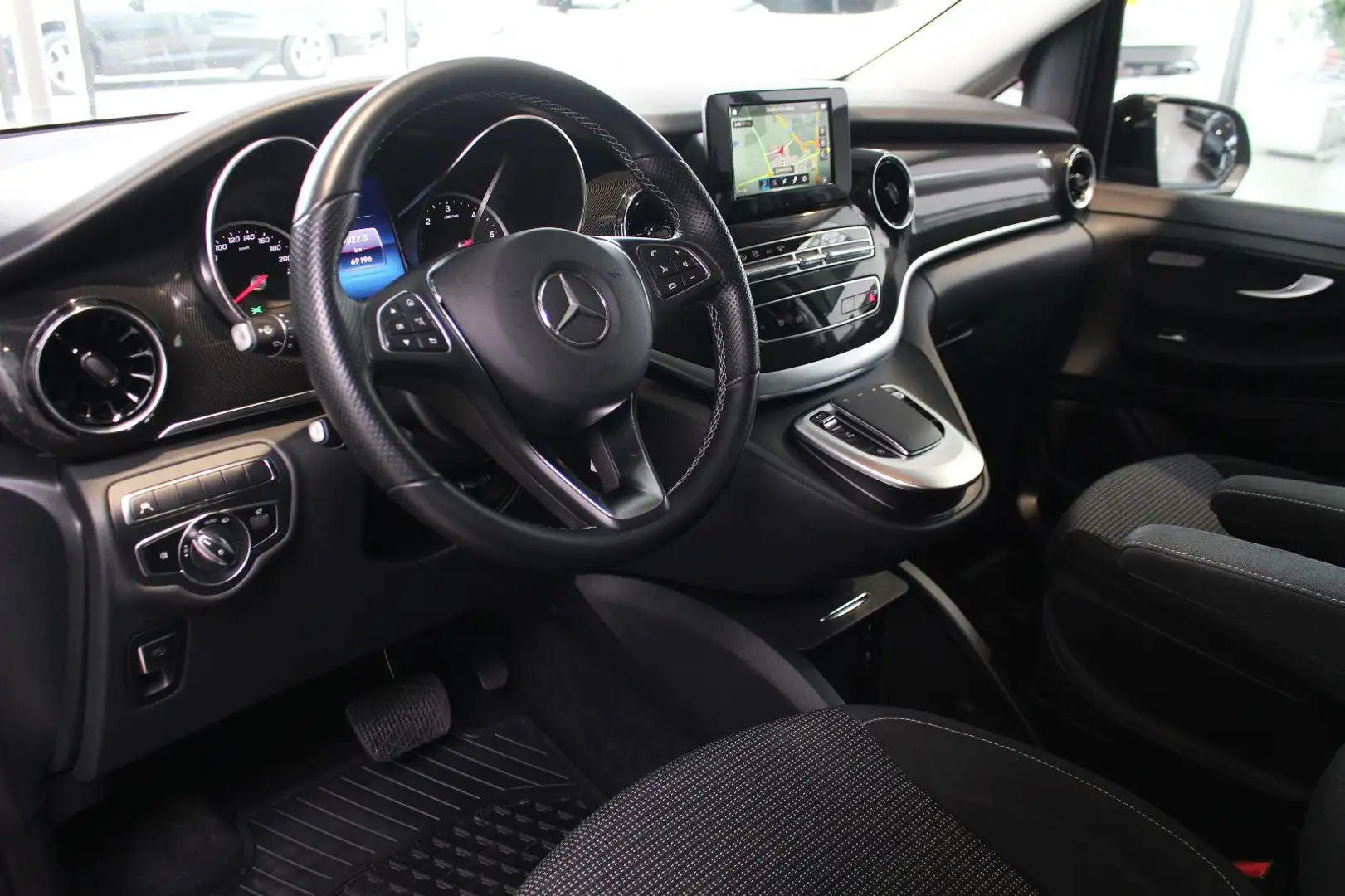 Mercedes-Benz V 220 d 9G *EDITION* LANG+AHK+LED+NAV+MBUX+8-FACH Zwart - 2