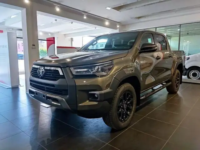 Toyota Hilux 2.8 D-4D A/T 4WD 48V 4 porte Double Cab Invincible