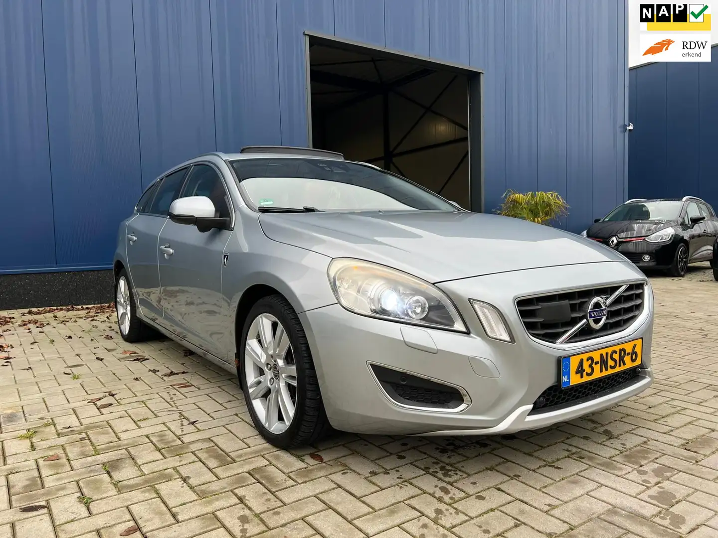 Volvo V60 2.0T Summum FULL OPTION / NAP! / 203PK / AUTOMAAT Gris - 1