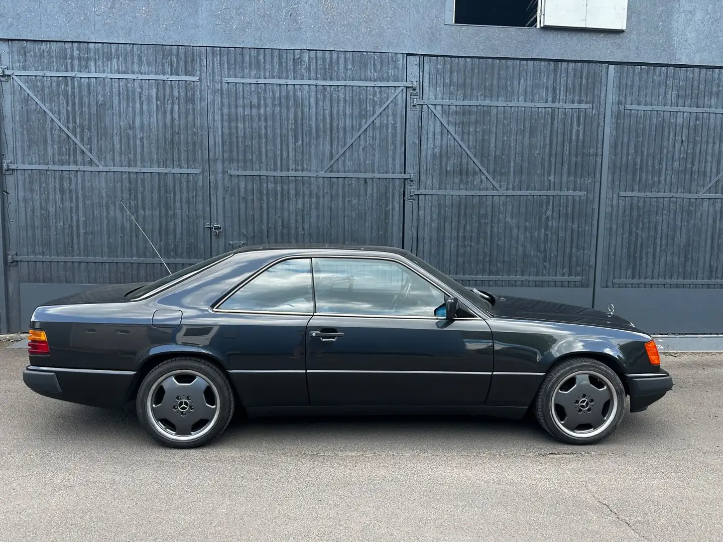 Mercedes-Benz 300 ce, Rostfrei, Klima, Leder, SH, Automatik Schwarz - 2