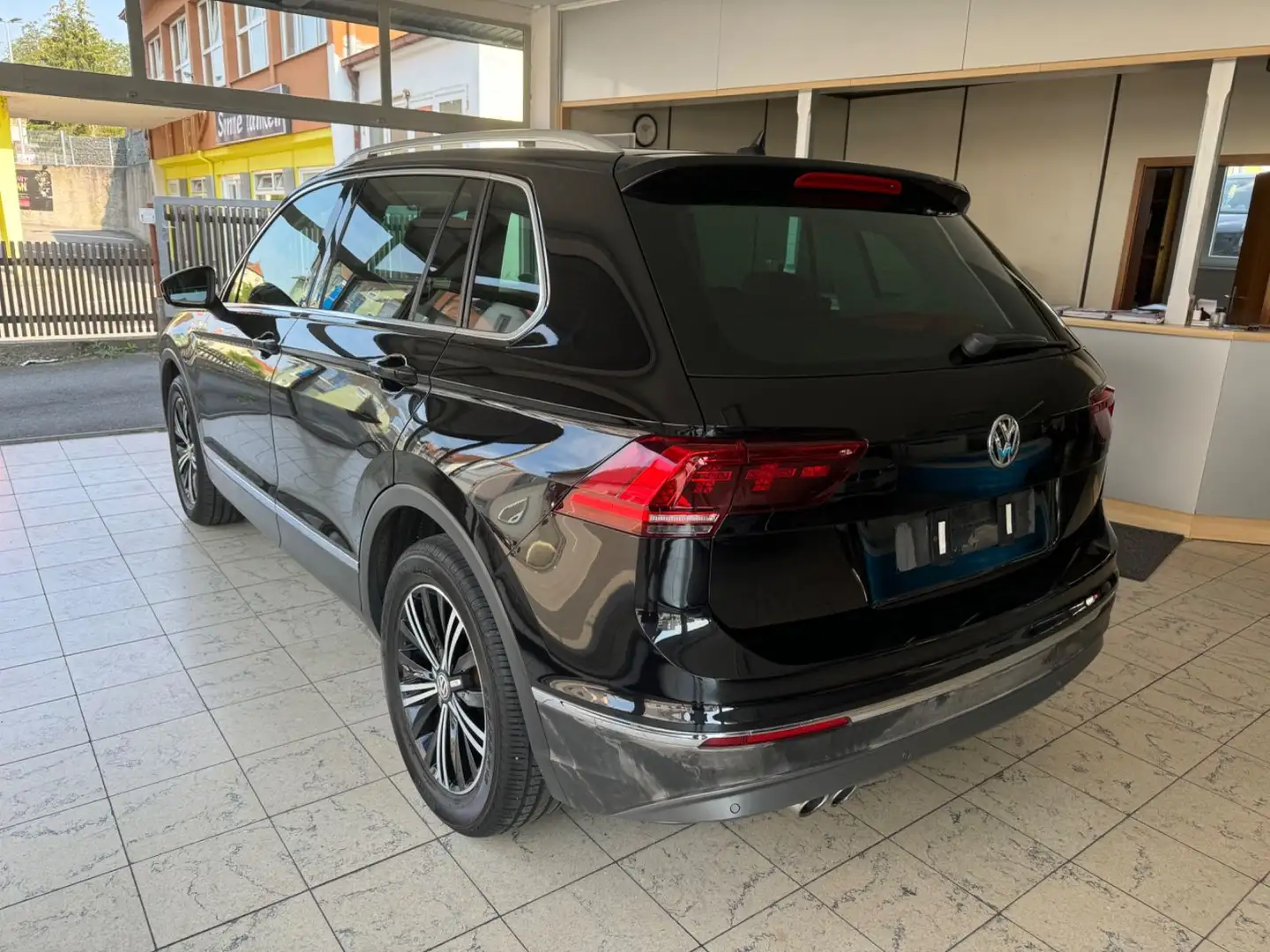 Volkswagen Tiguan Highline 4Motion DSG*ACC*AHK*LED*NAVI* Schwarz - 2