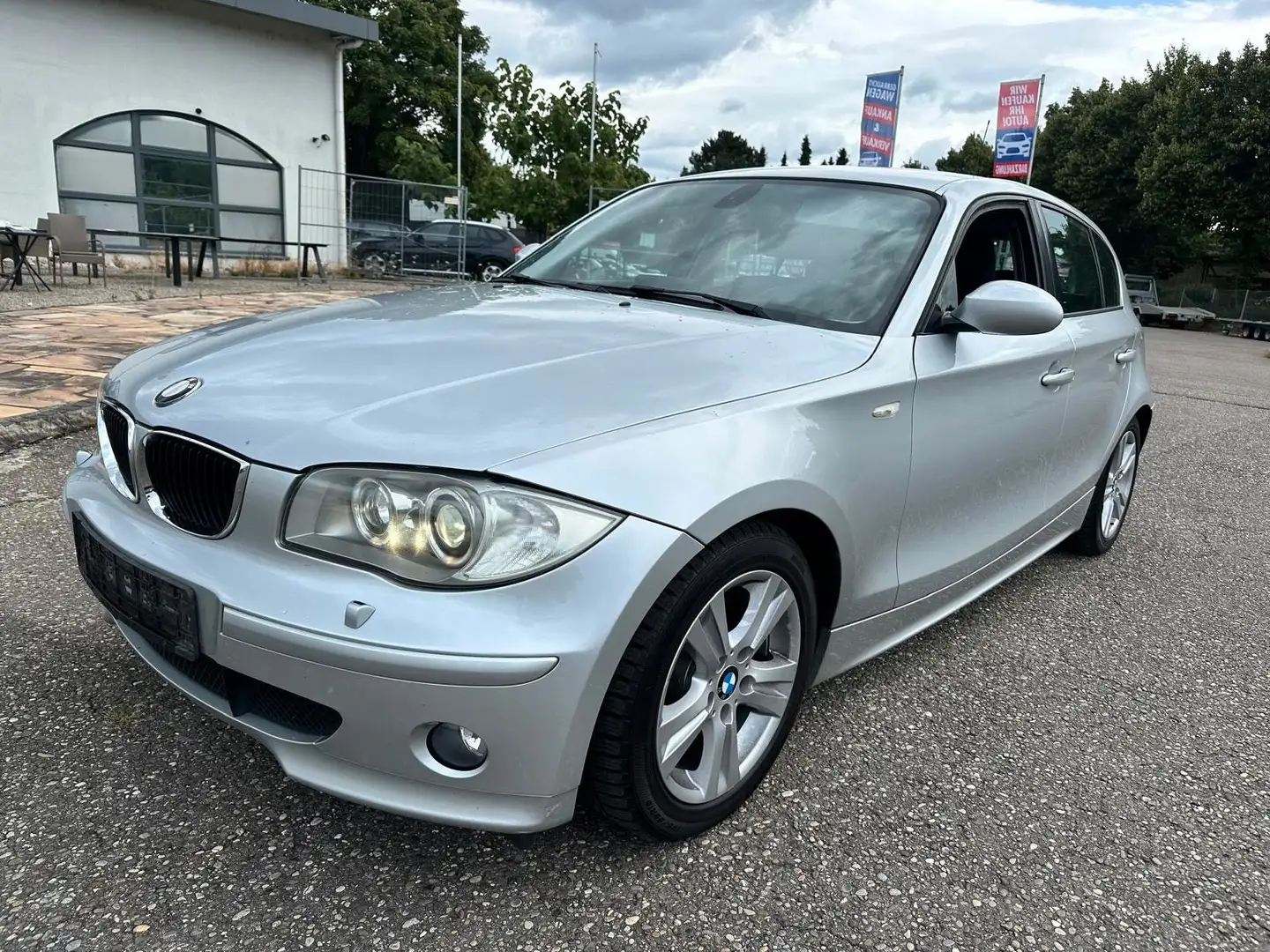 BMW 118 d Xenon 6 Gang M Paket Navi Klima 5 Trg. TOP Silber - 1