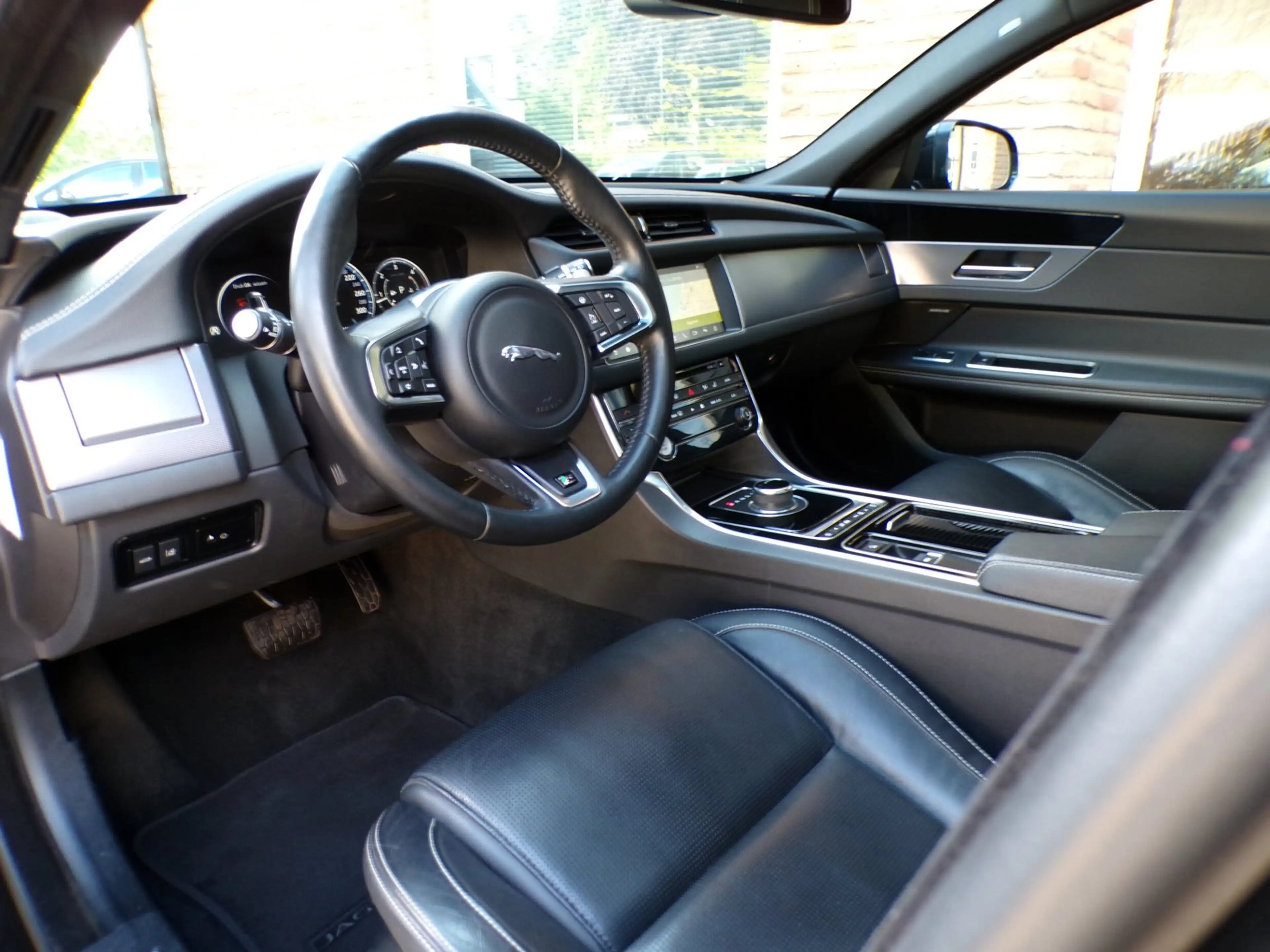 Jaguar XF Sportbrake 2.0d Portfolio Automaat / Leder / Navi — photo 11