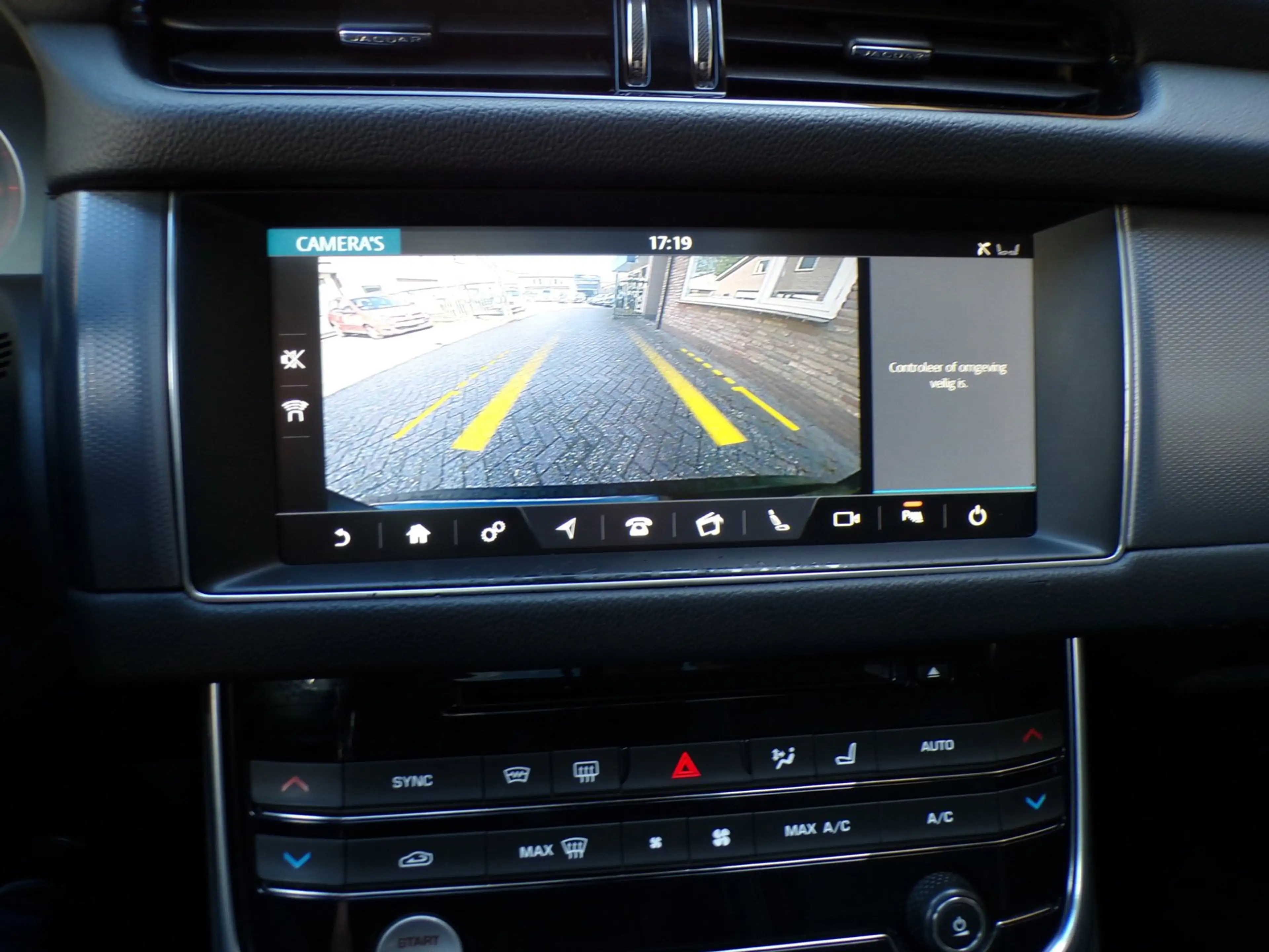 Jaguar XF Sportbrake 2.0d Portfolio Automaat / Leder / Navi — photo 19