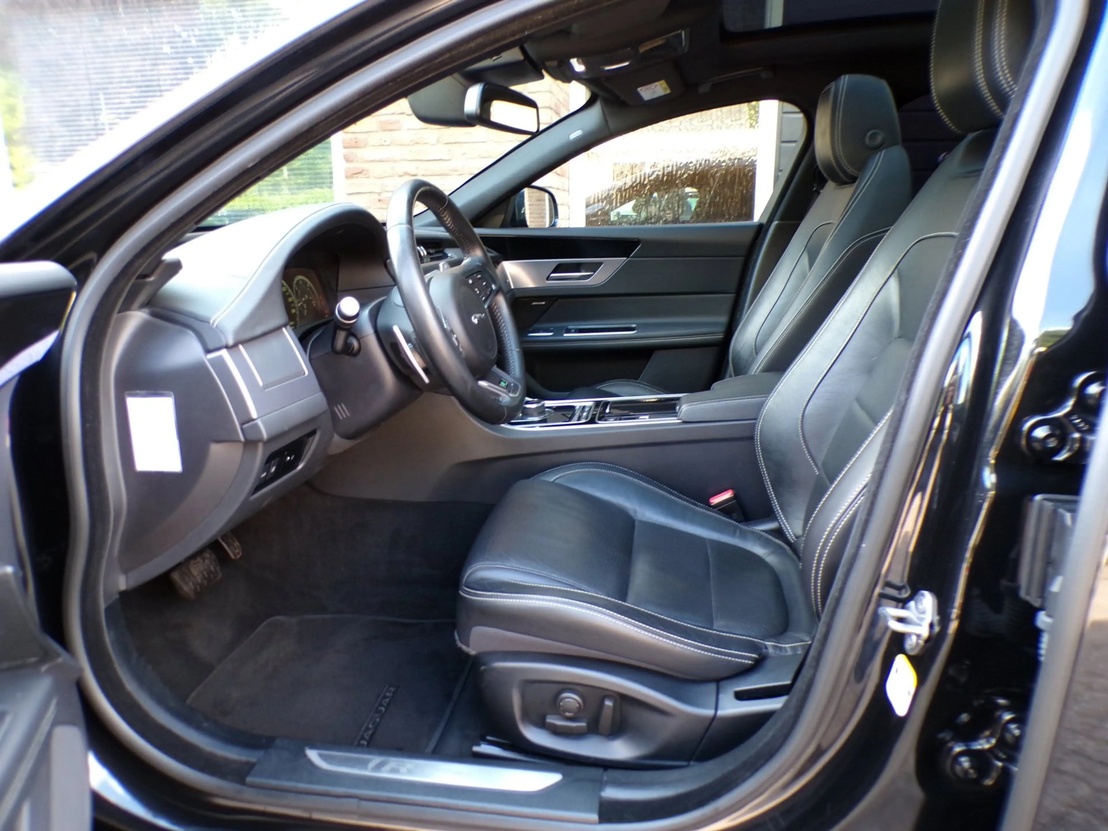 Jaguar XF Sportbrake 2.0d Portfolio Automaat / Leder / Navi — photo 4