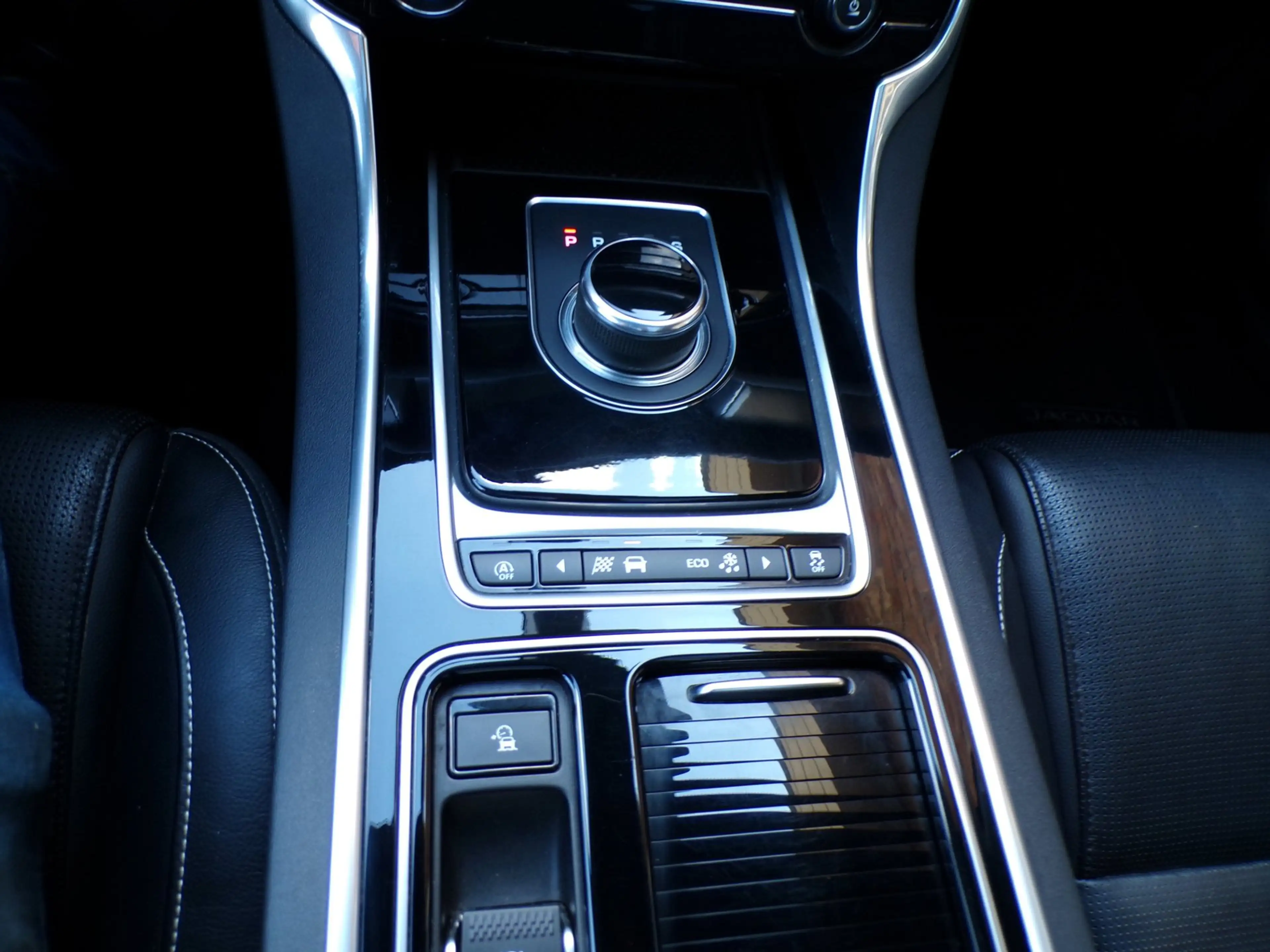 Jaguar XF Sportbrake 2.0d Portfolio Automaat / Leder / Navi — photo 18