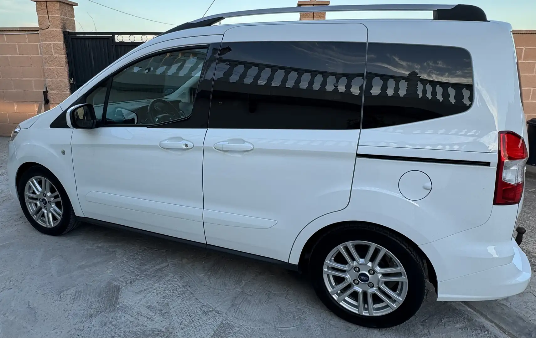 Ford Tourneo Courier 1.5TDCi Titanium 100 cv con garantia - 2