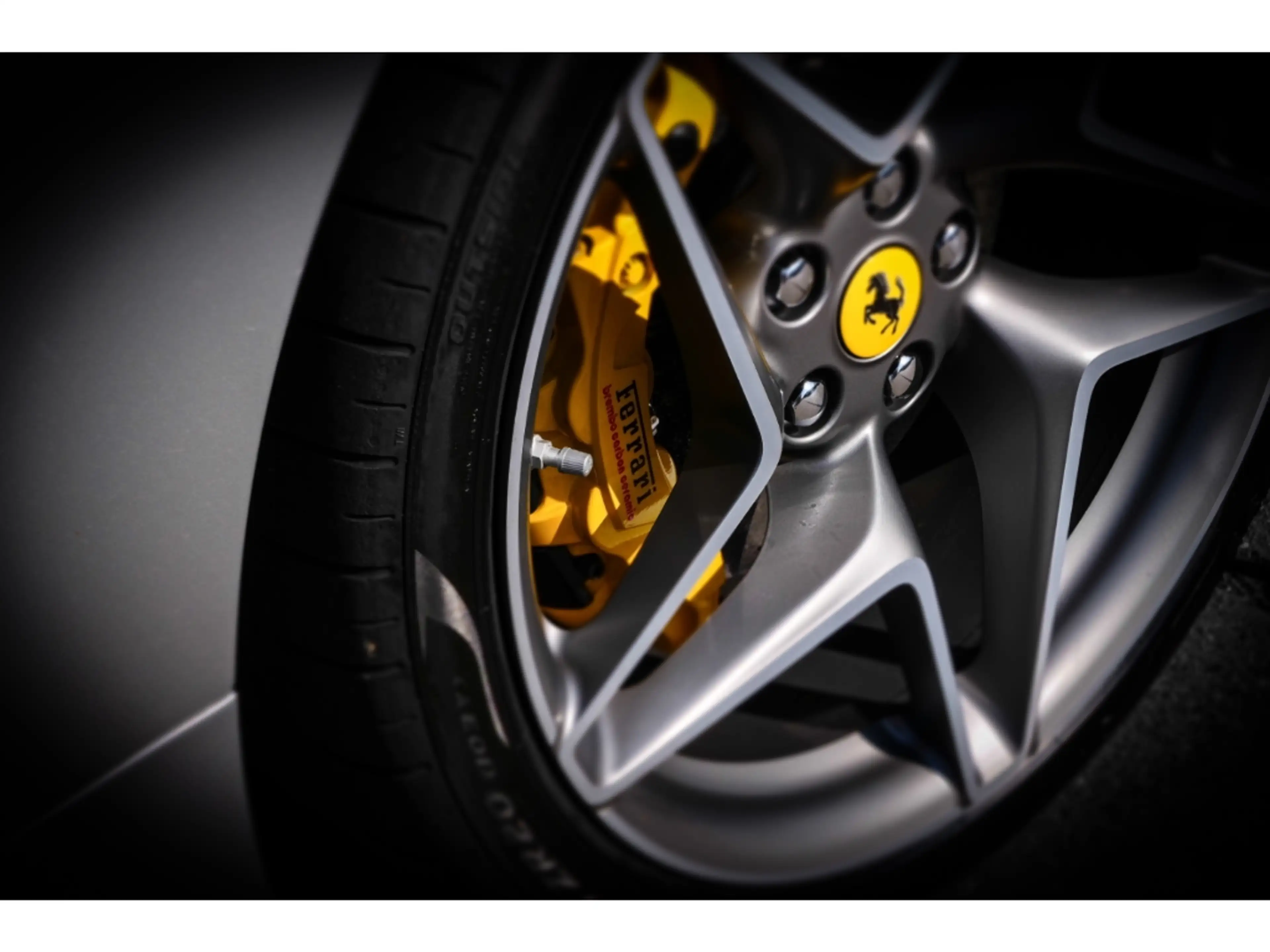 Ferrari F8 Tributo *Carbon+LED*Lift*Passenger-Display*Racingseats* — photo 12