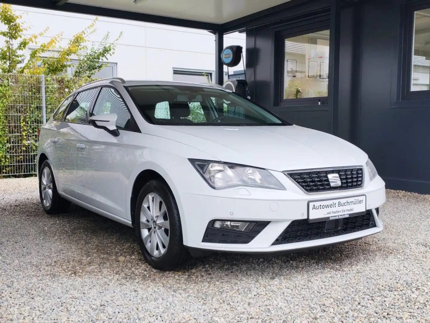 SEAT Leon Kombi 1.5 TSI,6-GANG,NAVI,KLIMA,SHZ,DAB Weiß - 2