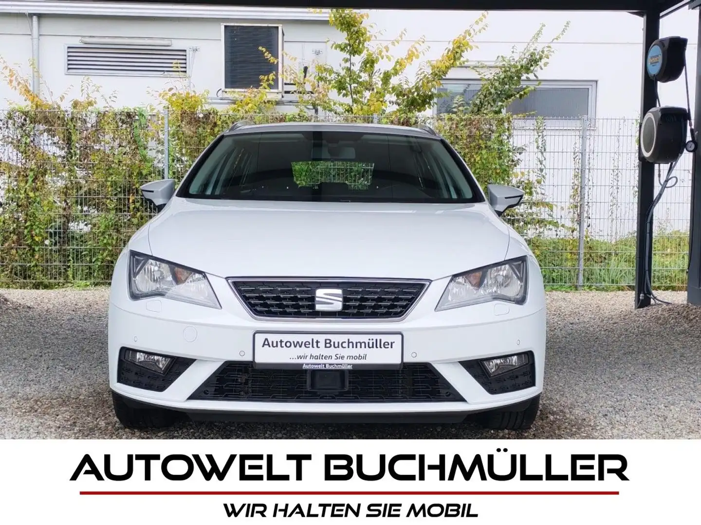SEAT Leon Kombi 1.5 TSI,6-GANG,NAVI,KLIMA,SHZ,DAB Weiß - 1