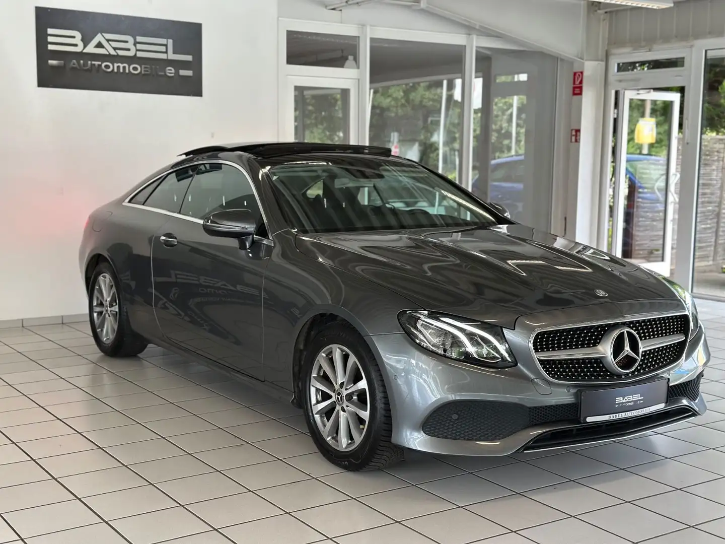 Mercedes-Benz E 200 Coupe Pano Ahk Widescreen edel Holz Grau - 1