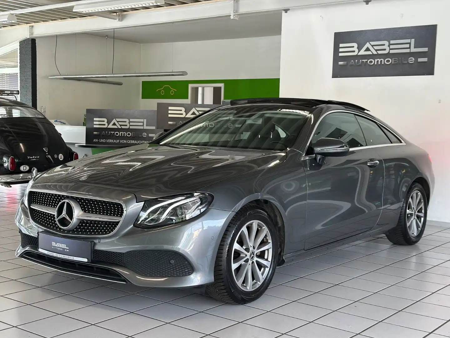 Mercedes-Benz E 200 Coupe Pano Ahk Widescreen edel Holz Grau - 2
