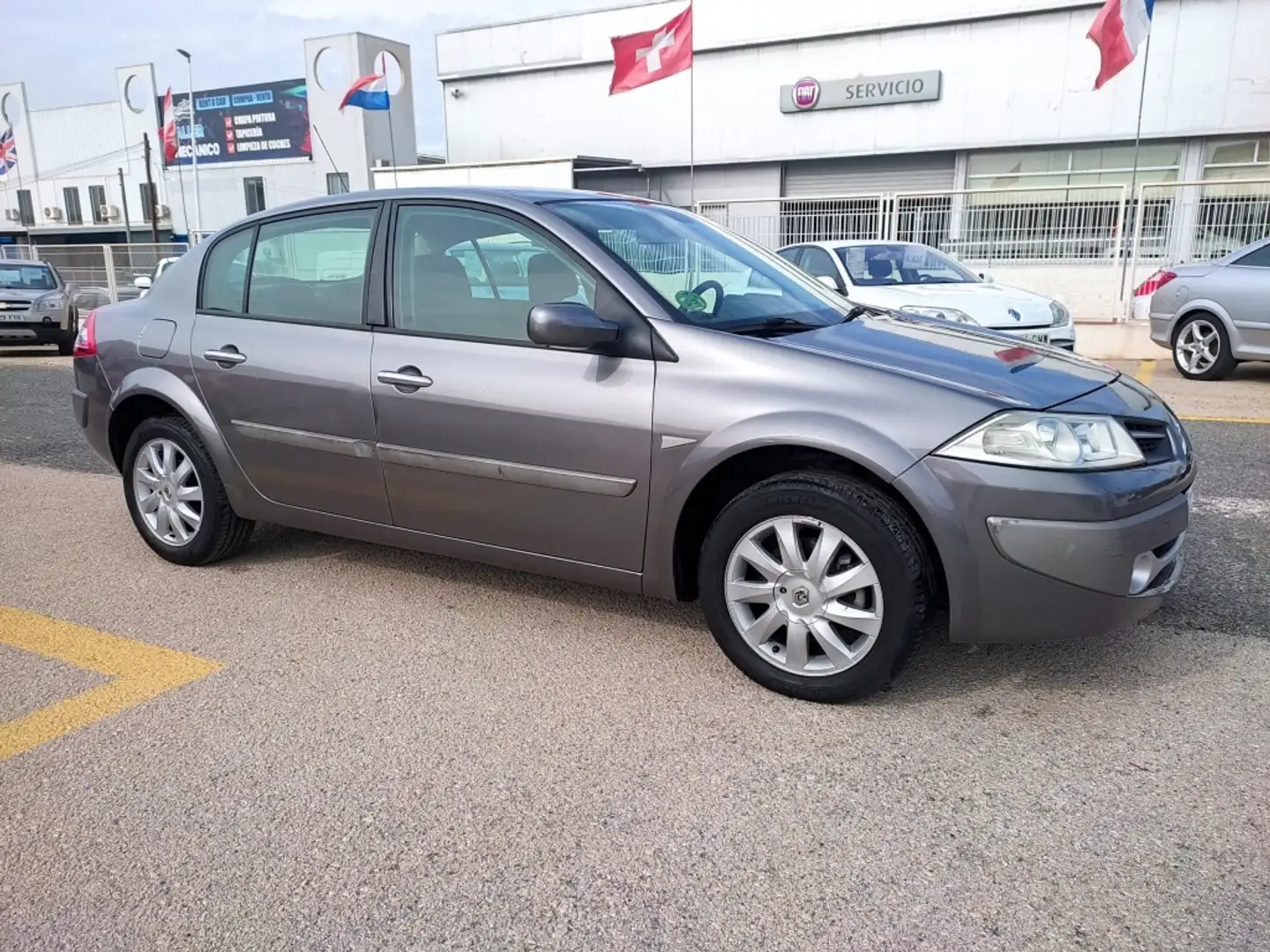 Renault Megane Sedán 1.6 Confort Dynamique Aut. Gris - 1