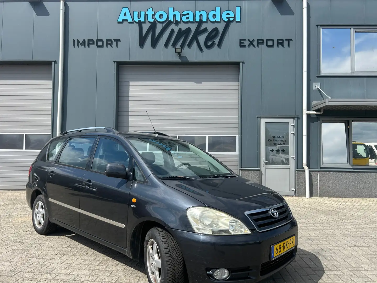 Toyota Avensis Verso 2.0i Linea Luna 7p. Grijs - 1