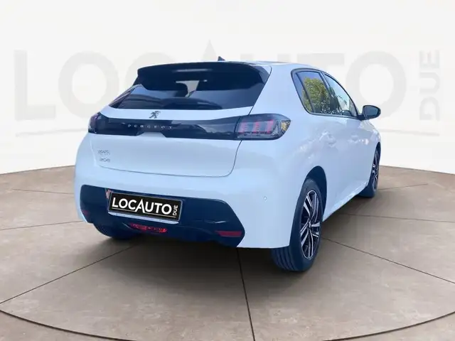 Peugeot 208 view 4