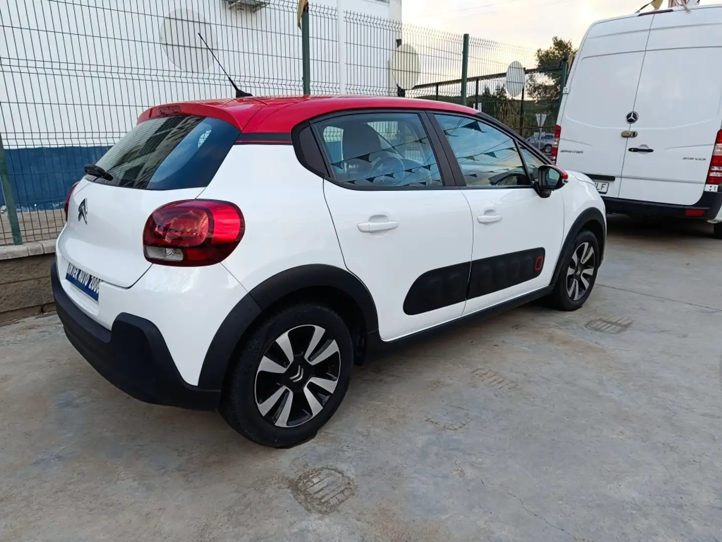 Citroen C3 1.2 PureTech S&S Elle 82 Wit - 2